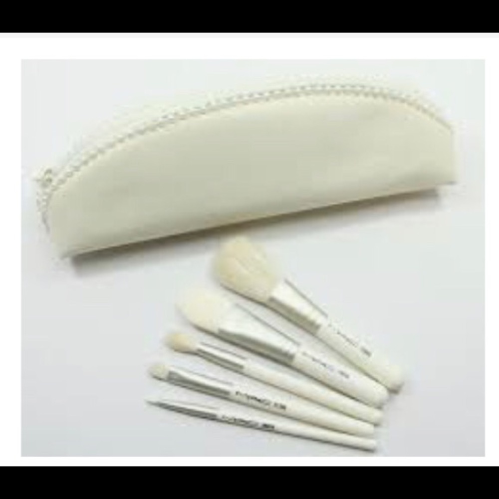 🎁MAC cosmetics Cameo keepsake  brush set NIB